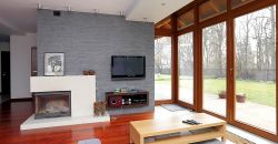 Minimalistyczne podejście, salon, ściana kominkowa, kuchnia, telewizor